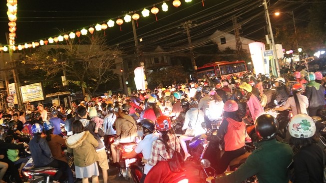 Hội An kẹt xe khủng khiếp hàng giờ đồng hồ