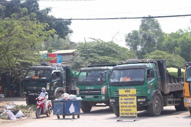 Dân bức xúc chặn đoàn xe chở đất vào khu công nghiệp