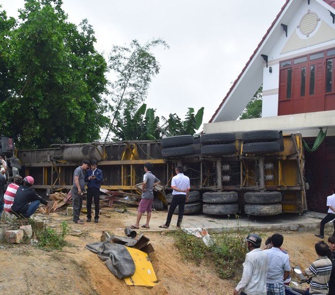 Xe đầu kéo quất đuôi vào nhà dân, chủ xe nhập viện