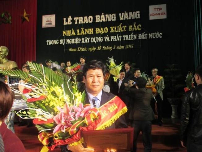 Kỷ luật hiệu trưởng dùng tiền ngân sách để có danh hiệu