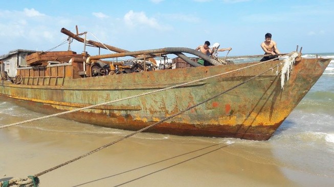Một tàu sắt 'lạ' dạt vào bờ biển Quảng Nam