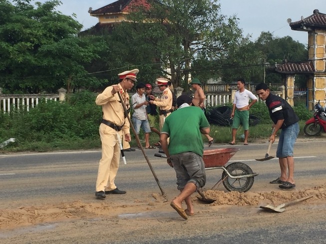 Cảnh sát bắt xe tải đổ chất thải xuống đường