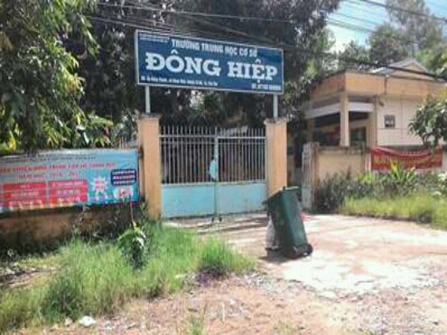 'Đại ca' đứng trước trường trấn lột tiền học sinh