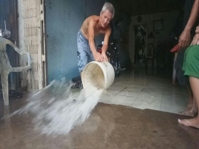 Cận cảnh người dân Cần Thơ bị nước ngập 'tấn công'