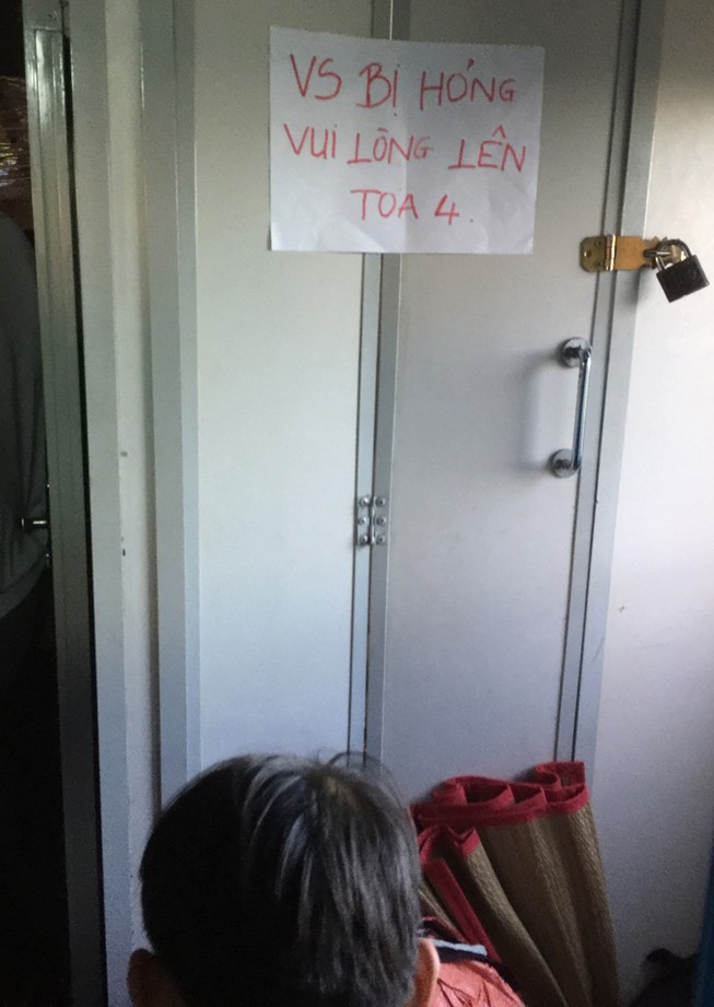 Mất toi cả trăm tỷ đồng, toilet tàu lửa vẫn... hôi!