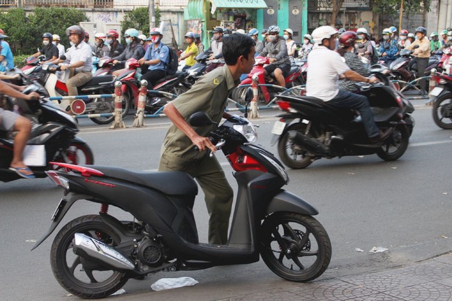 Lấy cớ quẹo xe vào nhà để chạy xe lên lề đường