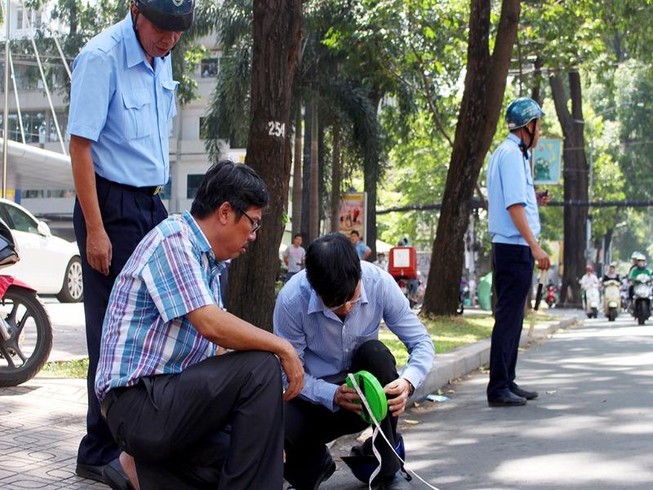Phó Chủ tịch quận 3 đo lộ giới để xử lý vỉa hè