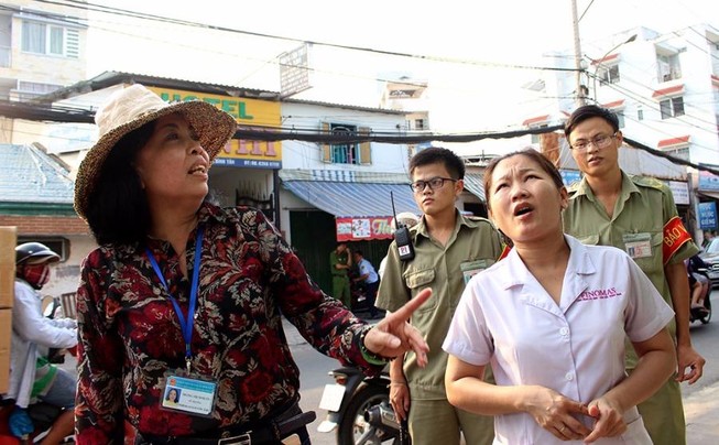 Nữ chủ tịch phường Bình Trị Đông B xăn tay dẹp vỉa hè