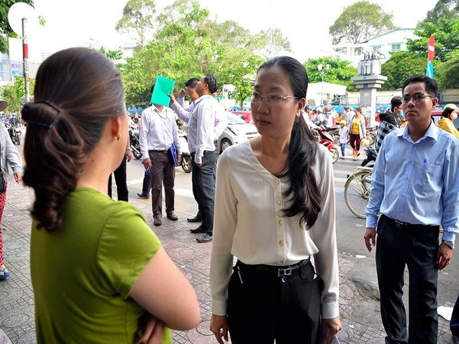 Tới lượt nữ Phó Chủ tịch quận 10 xuống đường dẹp vỉa hè