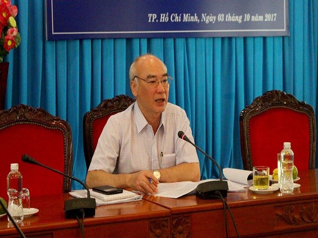 Dân cầm phong bì đưa cho cán bộ nói là... 'trả nợ'