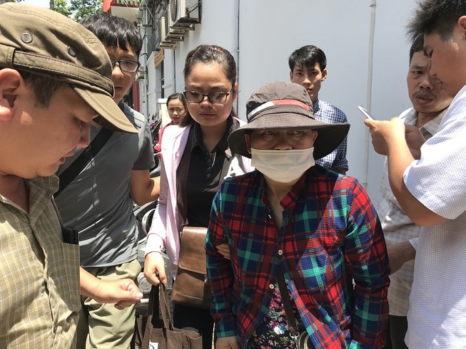 Vợ sắp cưới nghẹn ngào bên quan tài của 'hiệp sĩ' bị đâm chết