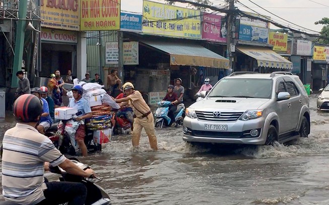Xe chết máy, người dân bì bõm ở quốc lộ dù trời không mưa