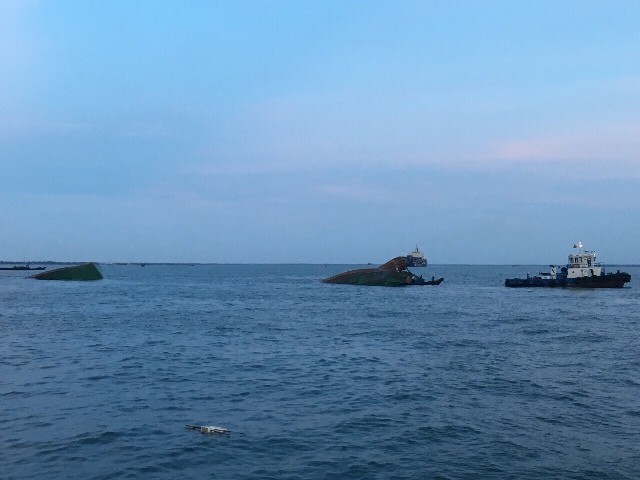 Sà lan bị tàu Singapore đâm chìm trên sông Thị Vải