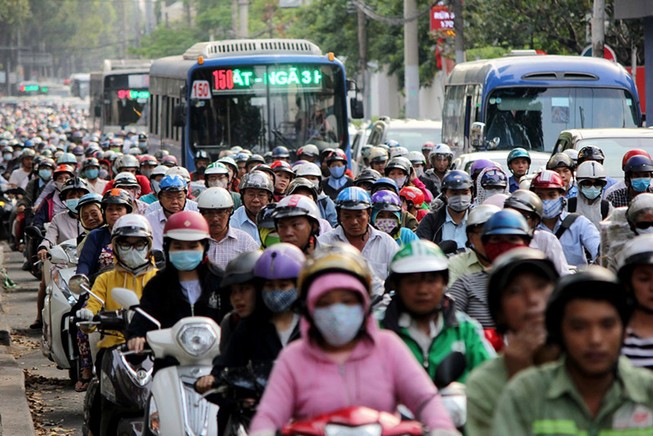 Xe cộ xếp hàng dài đường Điện Biên Phủ giờ tan tầm