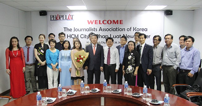 Đoàn Hội nhà báo Hàn Quốc thăm báo Pháp Luật TP.HCM