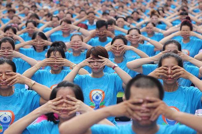 Gần 2.000 người trình diễn yoga ở phố đi bộ Nguyễn Huệ