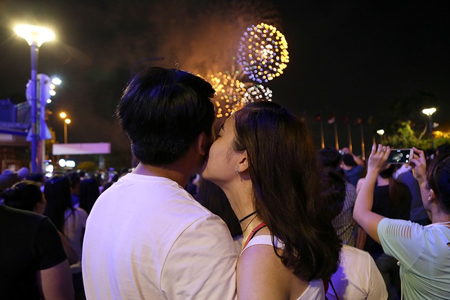 Pháo hoa rực sáng TP.HCM mừng 43 năm thống nhất đất nước