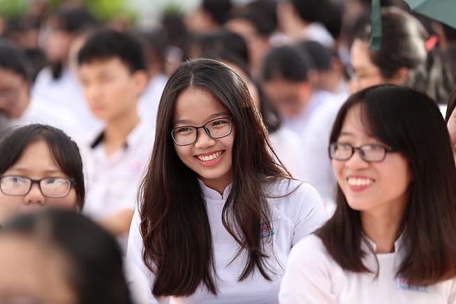 Nữ sinh Gia Định xinh tươi, duyên dáng trong ngày khai giảng