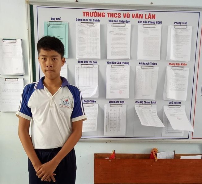 Nhặt được ví, học sinh gửi công an trả cho người bị mất