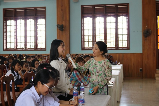 Quà từ thiện lạ lùng của Hội quán Các bà mẹ