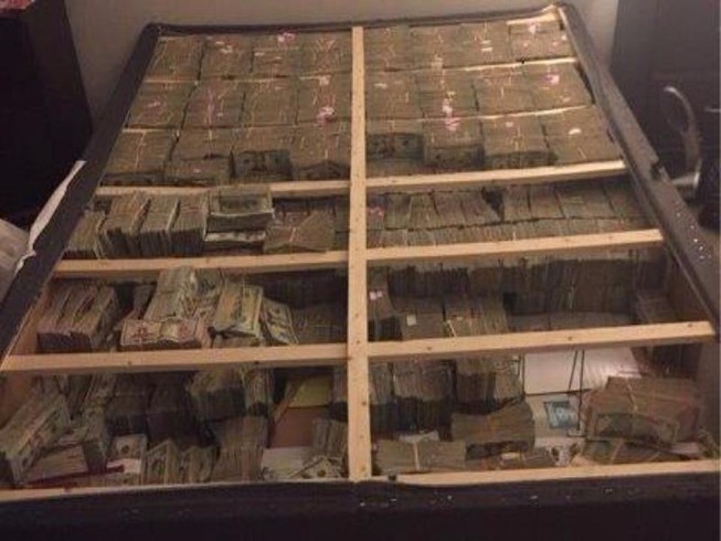 Phát hiện 20 triệu USD tiền mặt dưới gầm giường