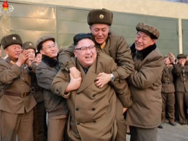 Bức ảnh ông Kim Jong-un cõng 'người lạ mặt' gây xôn xao