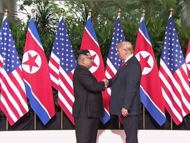 Ông Trump, ông Kim có màn bắt tay lịch sử trong 12 giây