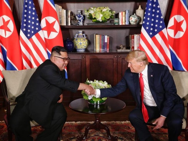 Hai ông Trump - Kim đang gặp riêng