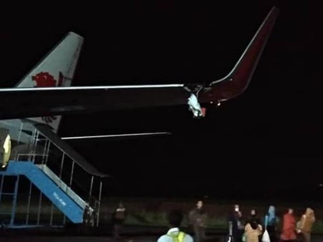 Máy bay Lion Air đâm vào cột, vỡ cánh trái