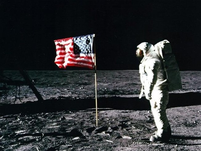 Phi hành gia Buzz Aldrin cắm lá cờ Mỹ trên bề mặt trăng sau khi ông và cộng sự Neil Armstrong trở thành những người đầu tiên đặt chân lên mặt trăng. Ảnh: NASA