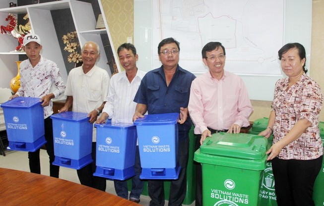 VWS tặng 381 thùng rác cho xã Đa Phước
