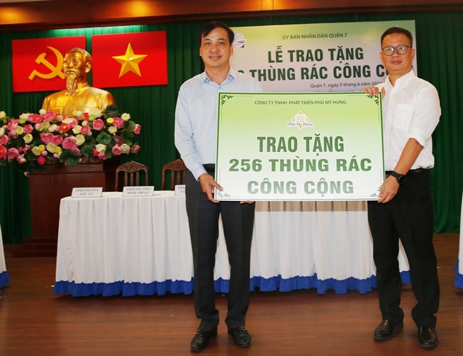 Tặng 256 thùng rác bảo vệ môi trường cho quận 7