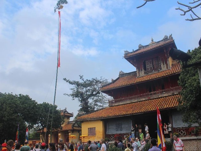 Dựng cây nêu đón tết tại hoàng cung Huế