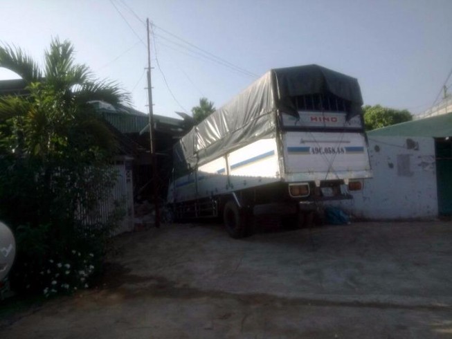 Xe tải phá nát dải phân cách, tông sập tiệm tạp hóa