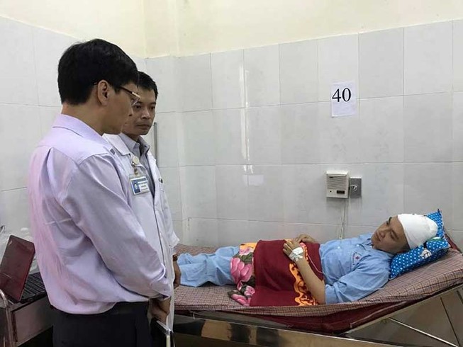 1 bác sĩ tố bị bảo vệ khu phố đánh