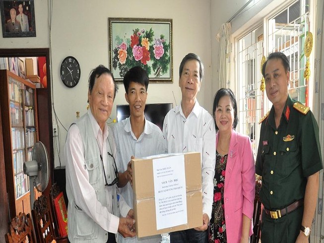 Tặng hơn 1.000 sách văn học cho bộ đội hải quân
