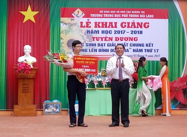 'Cậu bé Google' được tuyên dương trong ngày khai giảng
