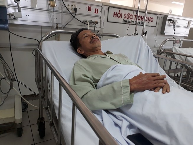 Tò mò đi xem bắt rắn, bị rắn hổ chúa cắn nguy kịch