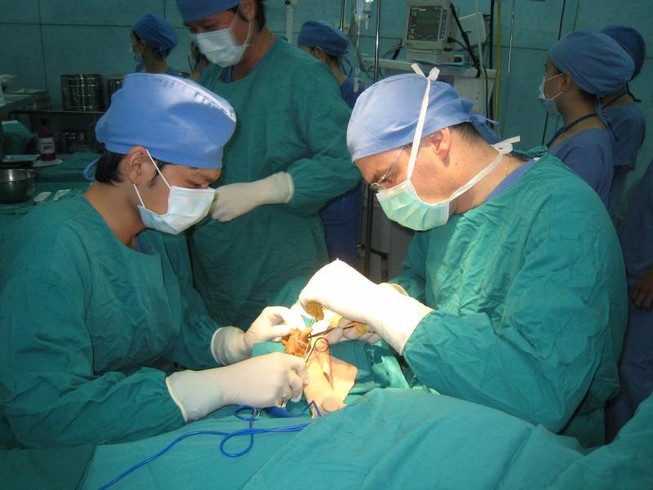 Nối thành công bàn tay nam thanh niên bị chém đứt lìa