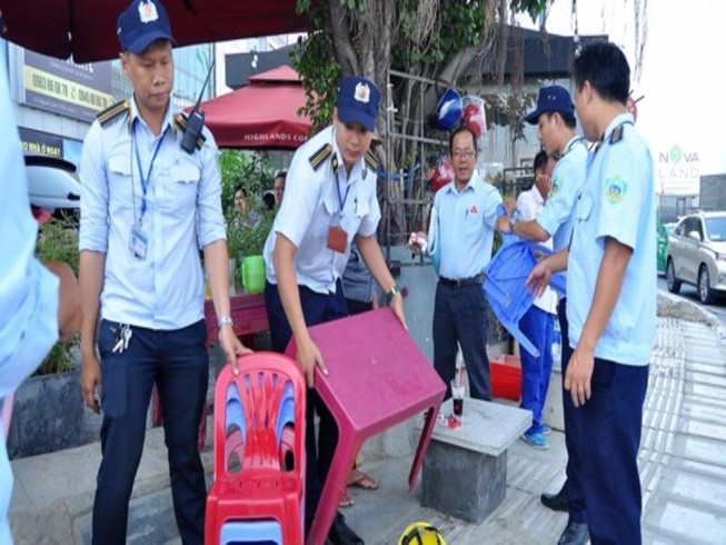 Cần cư xử nhân văn kể cả với người cố tình lấn vỉa hè