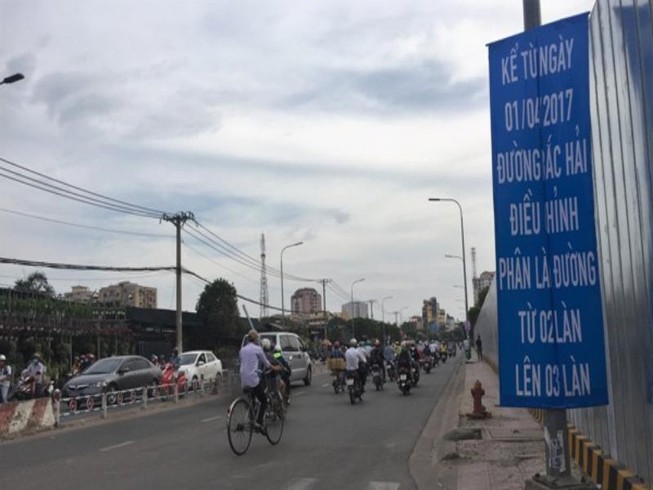 Đường cho xe máy tiếp tục bị bóp nhỏ