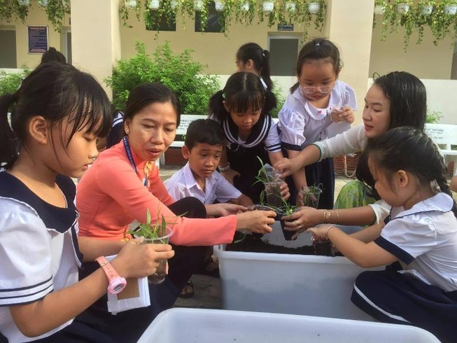 Trẻ tiểu học 'thay áo' cho rác thải tái chế