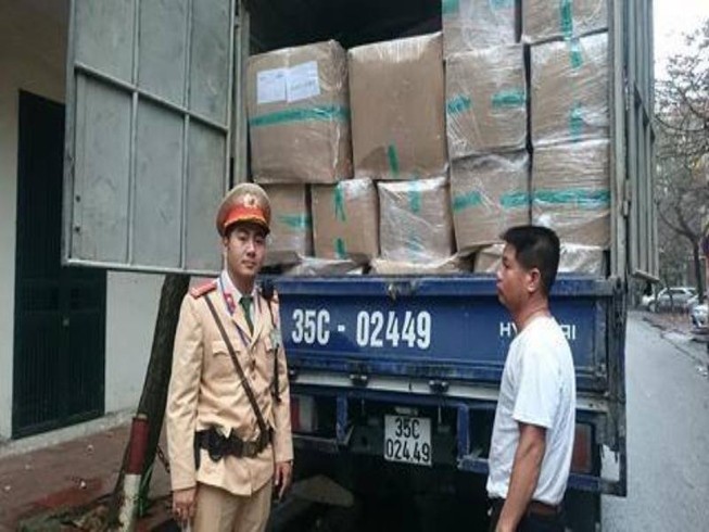 Bắt xe tải chở nhiều hàng hóa không rõ nguồn gốc