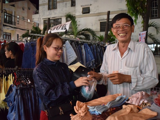 Chật vật chen chân đi chợ Hạnh Thông Tây ngày cuối năm