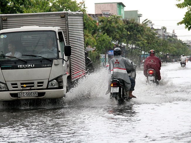 Mưa trái mùa gây ngập nhẹ ở TP.HCM