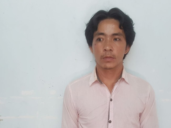 Dùng lọ hoa ở nghĩa trang đánh chết bạn