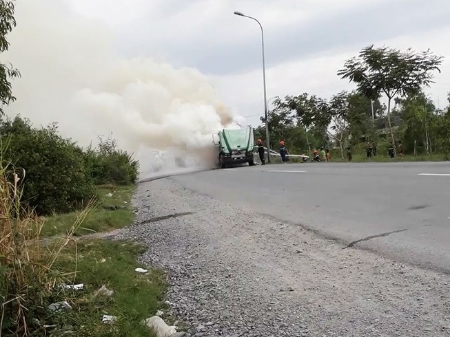 Xe container cháy ngùn ngụt khi đang chạy