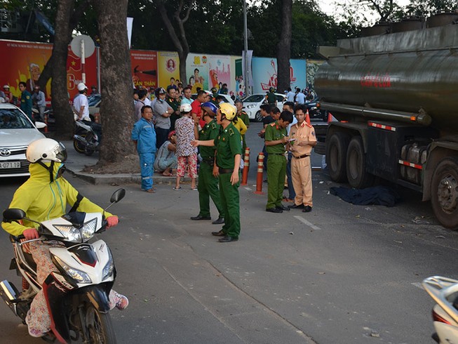 Xe biển đỏ cuốn người đàn ông vào gầm