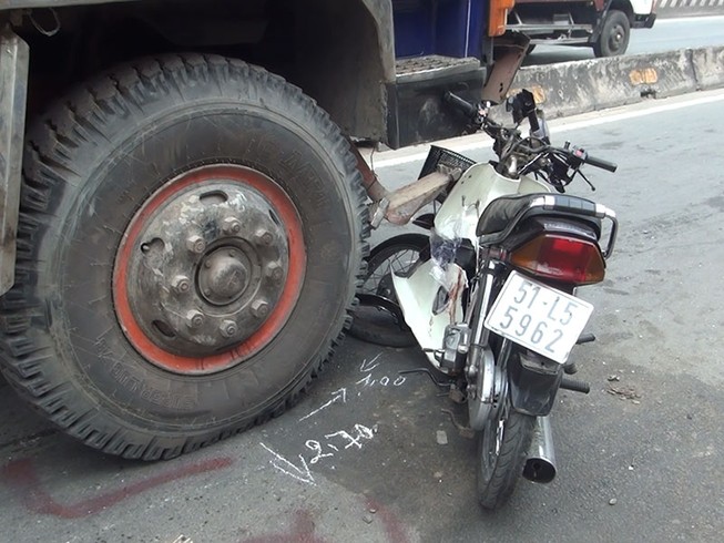 Cô gái bị ô tô tải cuốn vào gầm ở làn xe máy