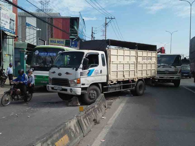Xe tải mất thắng ở Bình Tân làm người dân hoảng vía